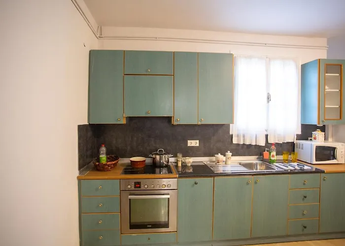 Traditional With Garden, Also For Gatherings ,15 Minutes From Airport Salonic