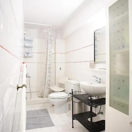 Traditional With Garden, Also For Gatherings ,15 Minutes From Airport