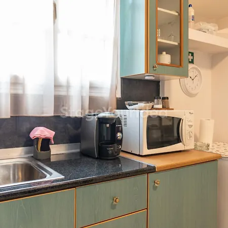 Traditional With Garden, Also For Gatherings ,15 Minutes From Airport Apartman