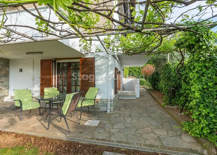 Traditional With Garden, Also For Gatherings ,15 Minutes From Airport Διαμέρισμα *
